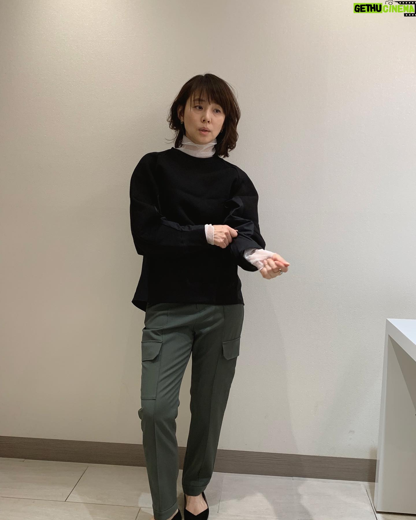 Yuriko Ishida Instagram - 服を着ることについて、 たびたび思いを馳せます。 仕立てが良くて、体を入れると不思議なくらい馴染む。 知性と洗練と,感じの良さ。 コルピエロ、と言う名前の 美しい服たち。 新宿伊勢丹4階にて 12/13までpop up shopが オープンしてます。 #colpierrot