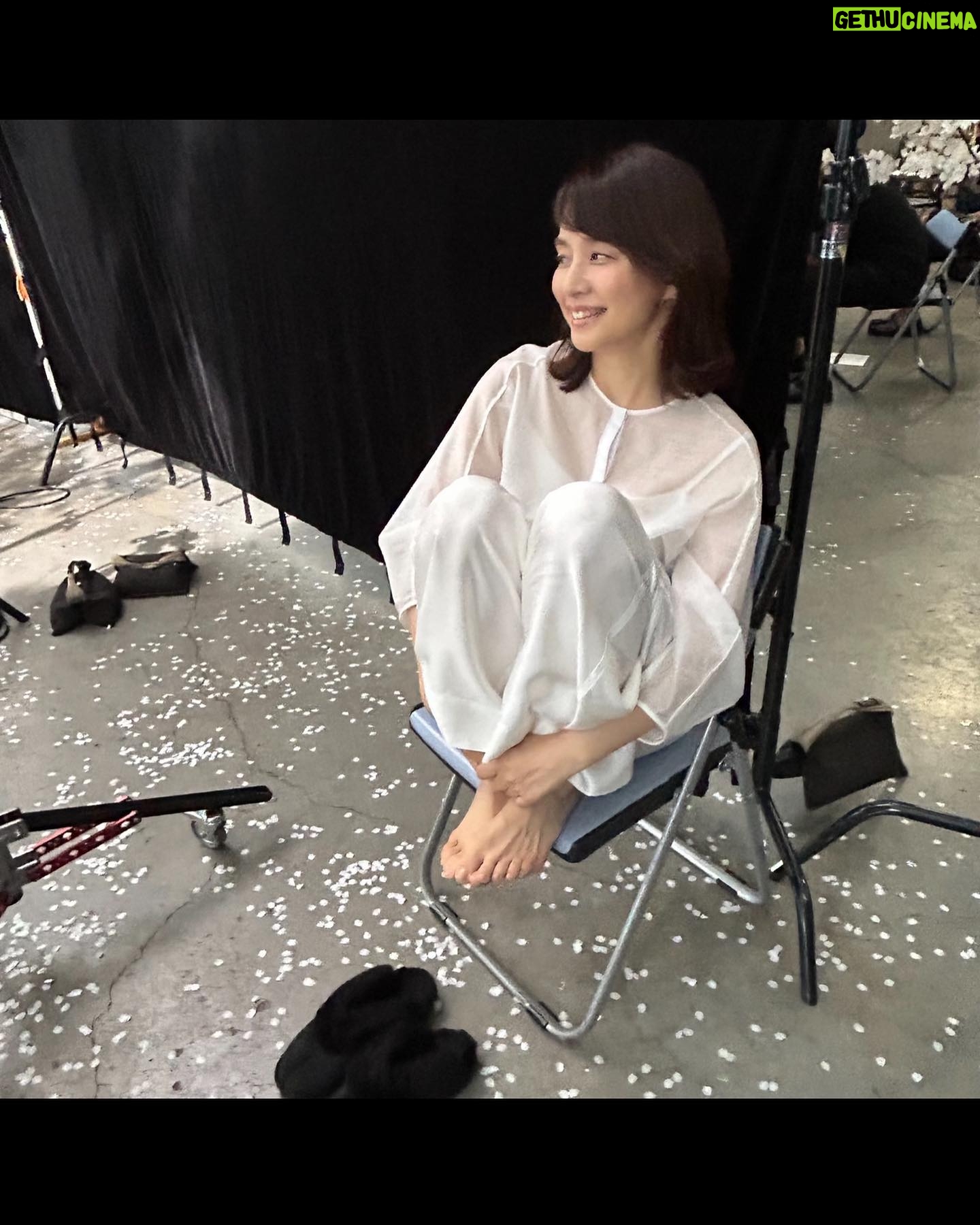 Yuriko Ishida Instagram - 2024.3.1 おはようございます😃 暦の上では、本日より春! それだけでなんだか、心がふっと軽くなりますね。 私は日々、自分のキャパを上回る、さまざまなことに追いかけられてるような気持ちだったのですが 最近少しずつ、楽になってきました。 ひとつ言えることは、生活は、ある程度の規則性が守られて、かつ自分の時間がちゃんとあることが どんな人にとっても幸せのもと…なのだろうと。 そんなふうに思います。 写真は資生堂エリクシールの撮影時の 舞台裏のスナップです🌸