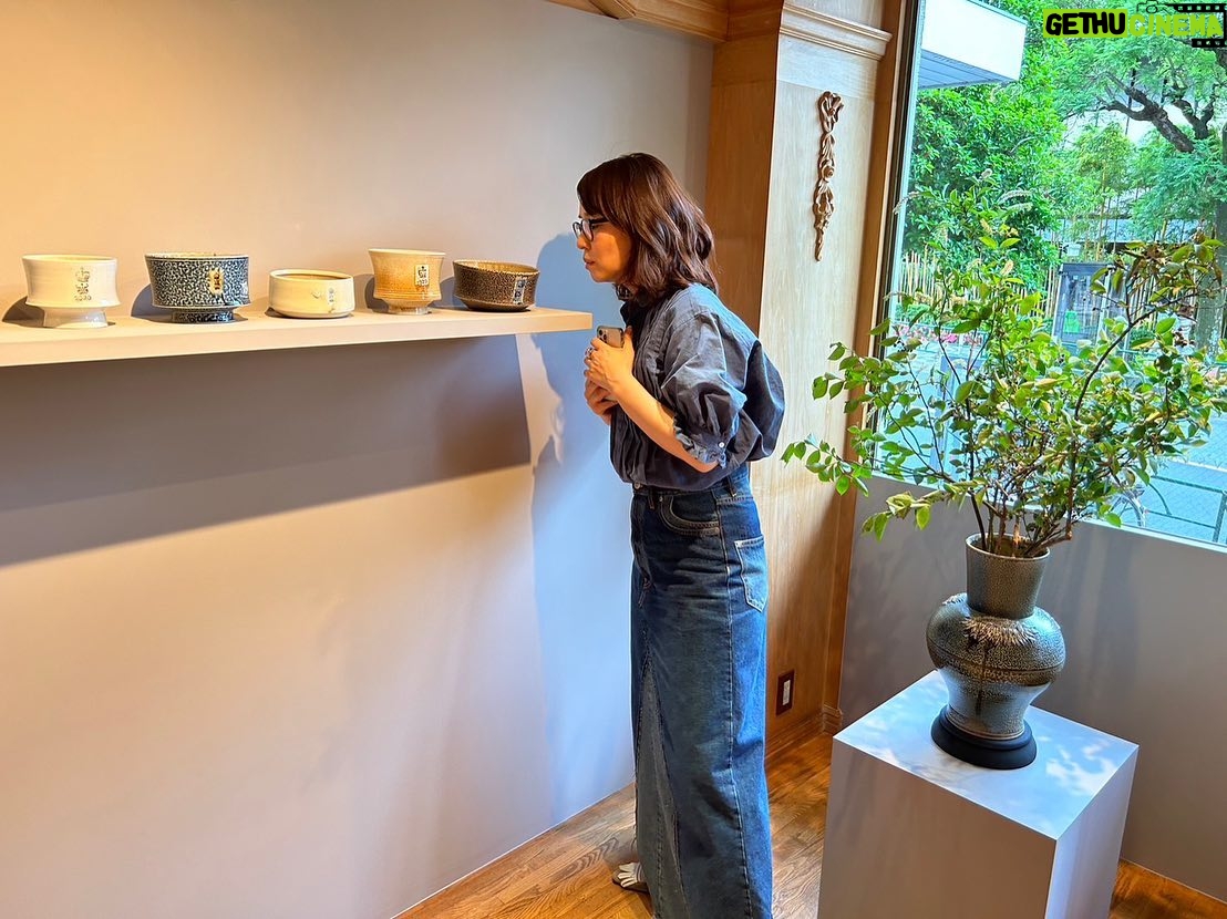 Yuriko Ishida Instagram - Steve Harrison Exhibition2023 “The Age of Beaker “ 私が見ているこのシリーズは,オークションなんだそうです。 スティーブの作品は本当に、ひとつ一つがまるで、 宝石のような存在感があります。作られた年号が必ず記されていて、私のうちにある最古のものは 2005年と記されていました。少しずつ買い集め、 大事に大事に使っています。ほんとうに、生きているみたいなスティーブの作品,神々しいです。 #steveharrison #アーツアンドサイエンス青山 #タマティーノ写真館