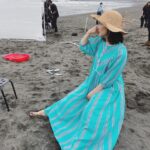 Yuriko Ishida Instagram - キリン一番搾りのCMの撮影風景です。 裸足で波と戯れたのは何年ぶりだろう。薄いグレーの空と、 美しいブルーのサマードレスのコントラストが綺麗でした。 #キリン一番搾り