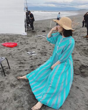 Yuriko Ishida Instagram - キリン一番搾りのCMの撮影風景です。
裸足で波と戯れたのは何年ぶりだろう。薄いグレーの空と、
美しいブルーのサマードレスのコントラストが綺麗でした。
#キリン一番搾り