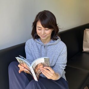 Yuriko Ishida Instagram - 服を着ることって 自分と向き合うことなんだなぁ。服が好きでいることってきょうも元気です！って、周りのみんなに語りかけてることなんだなぁ。 「服と賢一」 わたしの愛読書です。 滝藤賢一さん、Instagramやって欲しいなぁ。 服に愛されるひと、滝藤賢一さん。 サインもらいました。 嬉しいなぁ👏🏻🎊 #服と賢一 #タマティーノ写真館