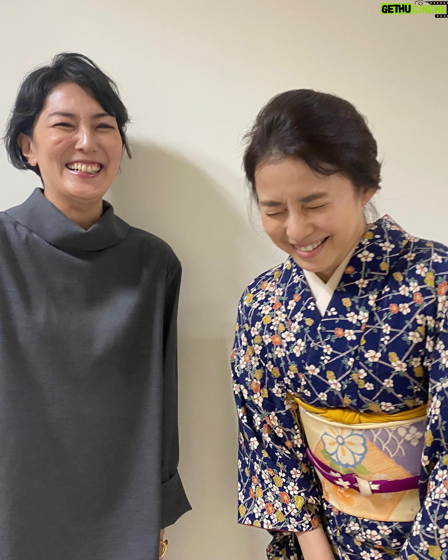 Yuriko Ishida Instagram - NHKであったひと。 おーい元気?とふらっと楽屋に入ってきた。 ものすごく忙しそうな板谷由夏氏は いつだってなんというか、太陽のようだ🌞 昭和初期の女の私と現代の由夏ちゃんですー。 朝ドラ「虎に翼」絶賛撮影中です。