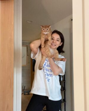 Yuriko Ishida Instagram - おはようございます。
お天気の良い東京です。
春の気配。
私は元気です！
ご心配おかけしてしまって
すみません。まったく大したことないので，どうぞご心配なく🙏🏻🙏🏻
昨日も一日中撮影を
しておりました！😊
寒暖の差や、季節の変わり目、
皆様どうぞご自愛ください！
そして、ハナコプロジェクトの
インスタライブは日を改めて
行います。延期してしまってごめんなさい🙏🏻
本日も良い日でありますように。