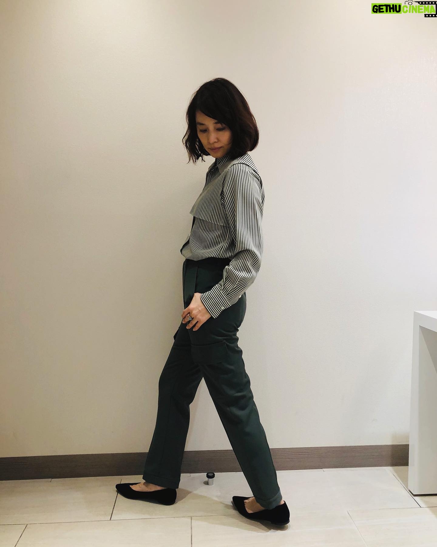 Yuriko Ishida Instagram - 服を着ることについて、 たびたび思いを馳せます。 仕立てが良くて、体を入れると不思議なくらい馴染む。 知性と洗練と,感じの良さ。 コルピエロ、と言う名前の 美しい服たち。 新宿伊勢丹4階にて 12/13までpop up shopが オープンしてます。 #colpierrot
