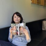 Yuriko Ishida Instagram - 服を着ることって 自分と向き合うことなんだなぁ。服が好きでいることってきょうも元気です！って、周りのみんなに語りかけてることなんだなぁ。 「服と賢一」 わたしの愛読書です。 滝藤賢一さん、Instagramやって欲しいなぁ。 服に愛されるひと、滝藤賢一さん。 サインもらいました。 嬉しいなぁ👏🏻🎊 #服と賢一 #タマティーノ写真館
