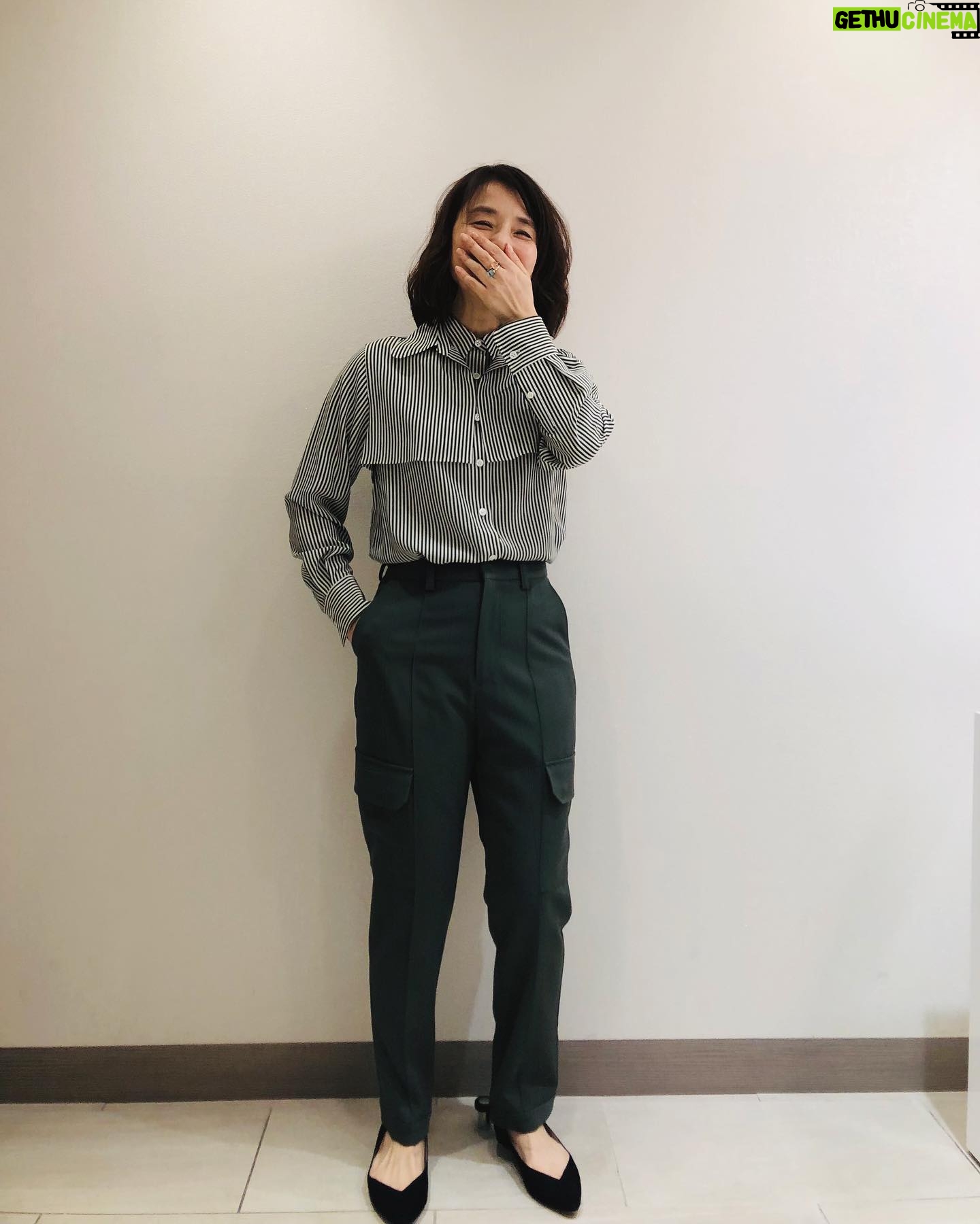 Yuriko Ishida Instagram - 服を着ることについて、 たびたび思いを馳せます。 仕立てが良くて、体を入れると不思議なくらい馴染む。 知性と洗練と,感じの良さ。 コルピエロ、と言う名前の 美しい服たち。 新宿伊勢丹4階にて 12/13までpop up shopが オープンしてます。 #colpierrot