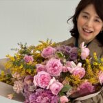 Yuriko Ishida Instagram - 本日の撮影で こんなに美しいお花をいただきました。春近し。お天気もいいし、 街は賑わってます。 #タマティーノ写真館