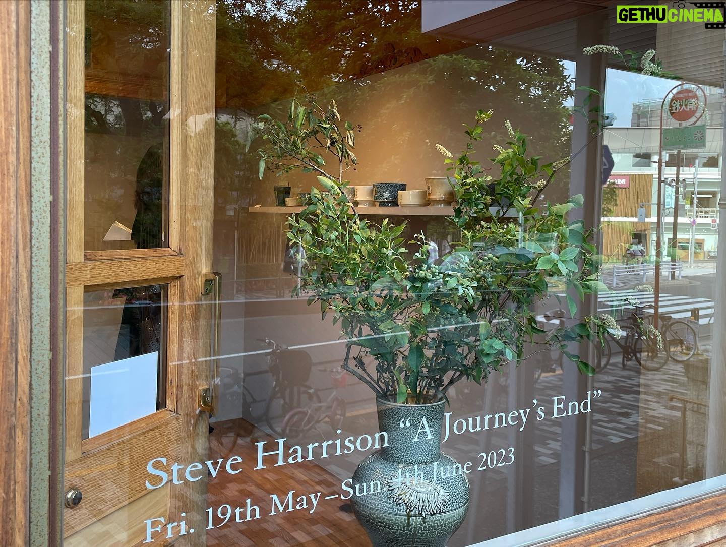 Yuriko Ishida Instagram - Steve Harrison Exhibition2023 “The Age of Beaker “ 私が見ているこのシリーズは,オークションなんだそうです。 スティーブの作品は本当に、ひとつ一つがまるで、 宝石のような存在感があります。作られた年号が必ず記されていて、私のうちにある最古のものは 2005年と記されていました。少しずつ買い集め、 大事に大事に使っています。ほんとうに、生きているみたいなスティーブの作品,神々しいです。 #steveharrison #アーツアンドサイエンス青山 #タマティーノ写真館