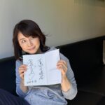 Yuriko Ishida Instagram - 服を着ることって 自分と向き合うことなんだなぁ。服が好きでいることってきょうも元気です！って、周りのみんなに語りかけてることなんだなぁ。 「服と賢一」 わたしの愛読書です。 滝藤賢一さん、Instagramやって欲しいなぁ。 服に愛されるひと、滝藤賢一さん。 サインもらいました。 嬉しいなぁ👏🏻🎊 #服と賢一 #タマティーノ写真館