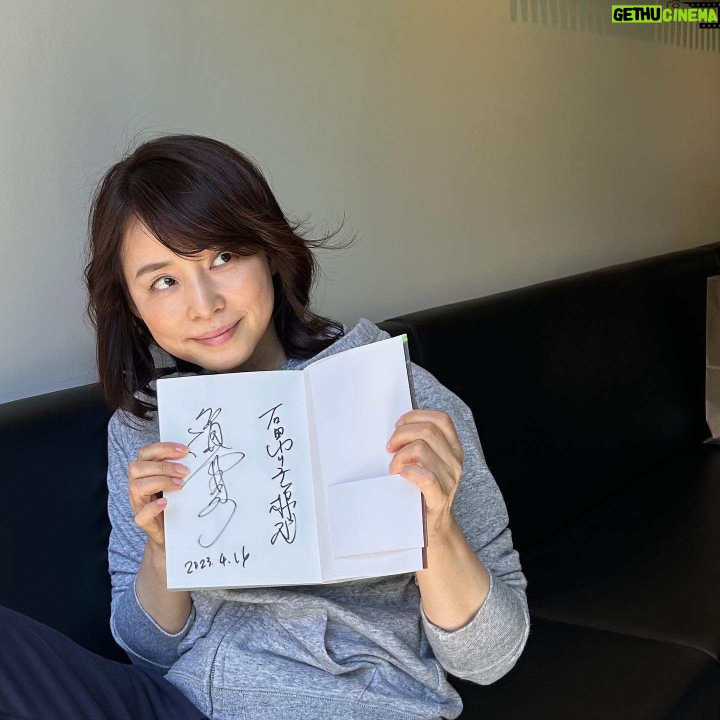 Yuriko Ishida Instagram - 服を着ることって 自分と向き合うことなんだなぁ。服が好きでいることってきょうも元気です!って、周りのみんなに語りかけてることなんだなぁ。 「服と賢一」 わたしの愛読書です。 滝藤賢一さん、Instagramやって欲しいなぁ。 服に愛されるひと、滝藤賢一さん。 サインもらいました。 嬉しいなぁ👏🏻🎊 #服と賢一 #タマティーノ写真館