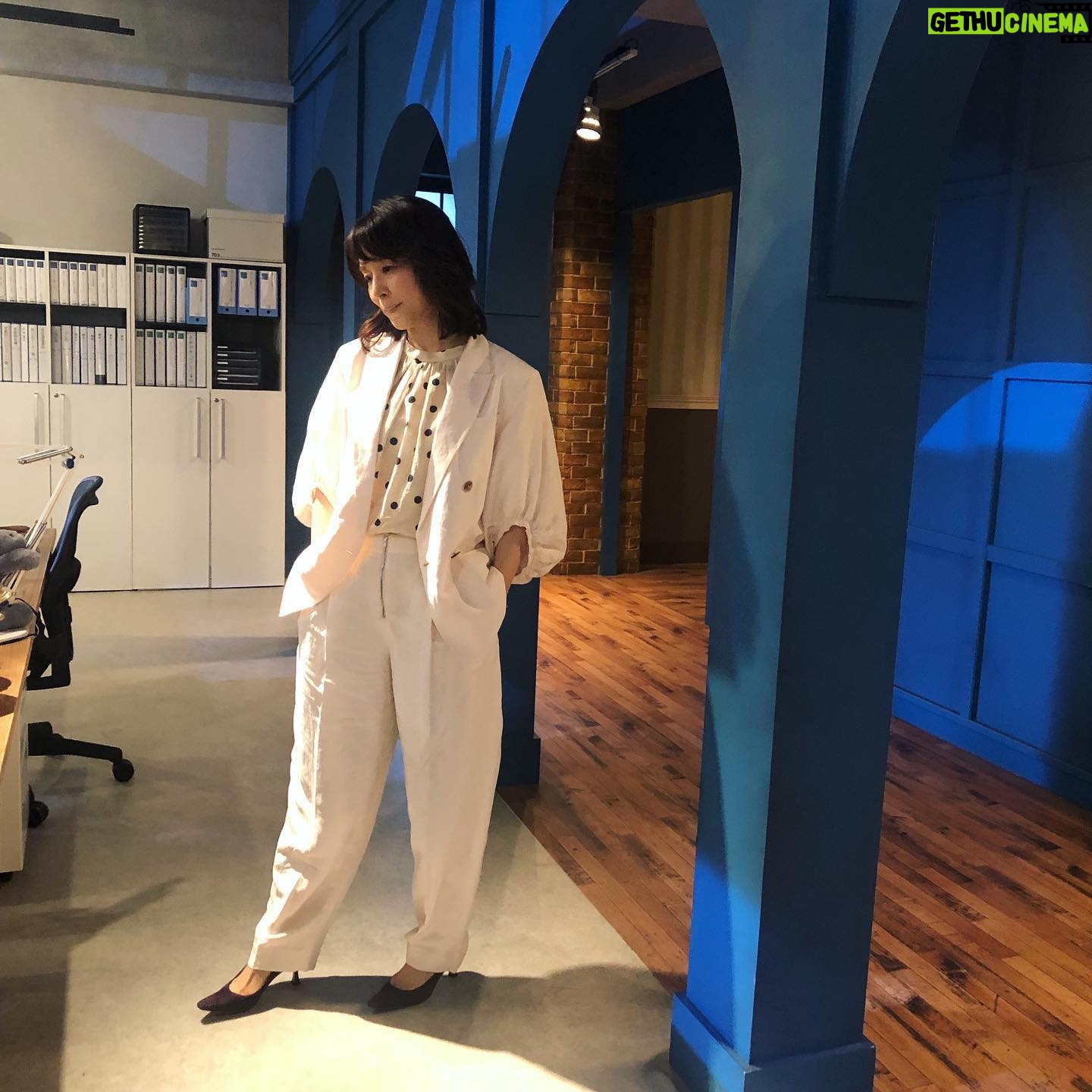 Yuriko Ishida Instagram - フジテレビ系列 「転職の魔王様」 撮影しております。 私の役は洋子さん。 落合洋子と申します。 ようこ、という名前に やたらに縁があるなぁ。 7月17日(月) 夜10:00スタート👏🏻 #転職の魔王様