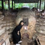 Yuriko Ishida Instagram - 額賀さんのアトリエで素敵な時間を過ごした後は、すぐ近くにある，陶芸家の小林東洋さんのアトリエへ。ここでも額賀さんは小林さんの釜を説明してくださいました。 題して「ひとんちの窯」。 窯ってどうしてこんなにも 魅力的なんでしょう！！ それにしても小林東洋さんのアトリエは、まるでジブリの世界が目の前に現れたかのような異国感。 森の匂い。土の匂い。 そこにいるだけで、魂が喜ぶような感覚を覚えました。 #小林東洋邸 #窯シリーズ