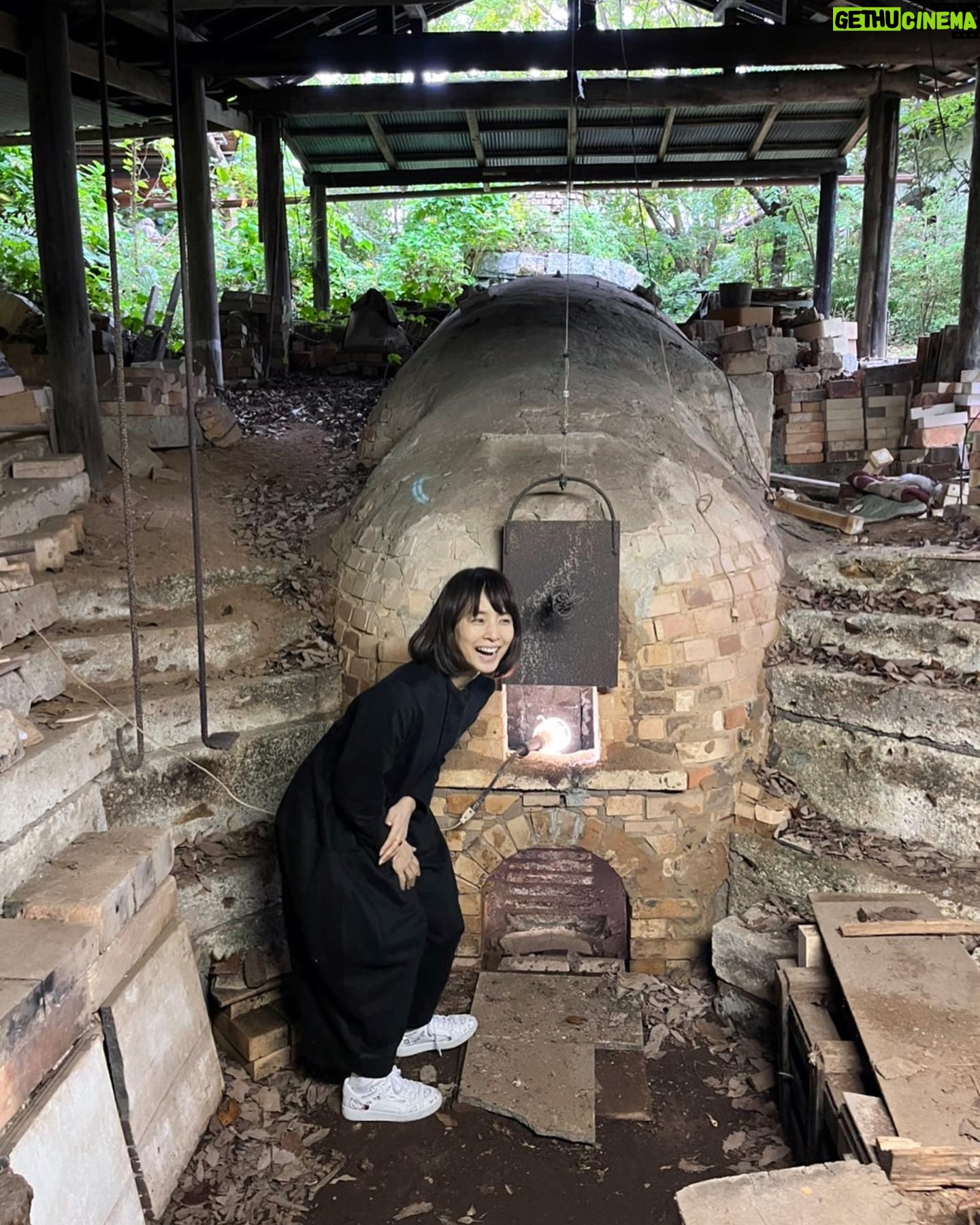 Yuriko Ishida Instagram - 額賀さんのアトリエで素敵な時間を過ごした後は、すぐ近くにある,陶芸家の小林東洋さんのアトリエへ。ここでも額賀さんは小林さんの釜を説明してくださいました。 題して「ひとんちの窯」。 窯ってどうしてこんなにも 魅力的なんでしょう!! それにしても小林東洋さんのアトリエは、まるでジブリの世界が目の前に現れたかのような異国感。 森の匂い。土の匂い。 そこにいるだけで、魂が喜ぶような感覚を覚えました。 #小林東洋邸 #窯シリーズ
