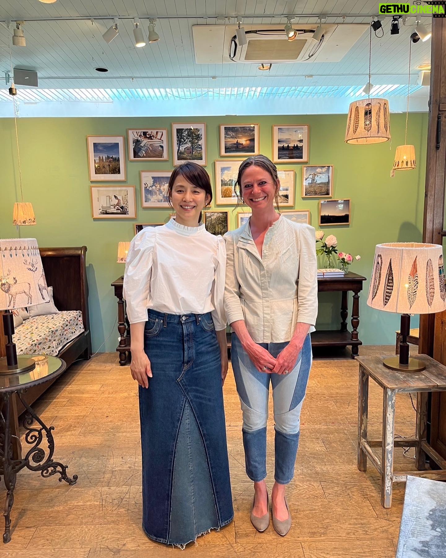 Yuriko Ishida Instagram - coral & tusk @coralandtusk のデザイナー ステファニーと。 本日2023.5.5は やっとやっと直接お会いする ことができた,幸せな日。 コーラルandタスクの15周年、そしてそれを記念したステファニーの素晴らしい本の出版を記念したイベントが 表参道のH.P DECO にて 5/12まで開催されています。 本の中には、まだどこにも話してない秘密の?コラボレーションのお知らせもあります。 でもまだそれを世の中に出せるのは数ヶ月後になるかと思いますが…お楽しみにしていてください。とにかく、ステファニーから放たれるまっすぐで明るくて力強いパワーが本当に好きです。👏🏻👏🏻👏🏻 明日は大阪でイベントがあるそうです。関西方面の皆様、是非お出かけください。 #coralandtusk