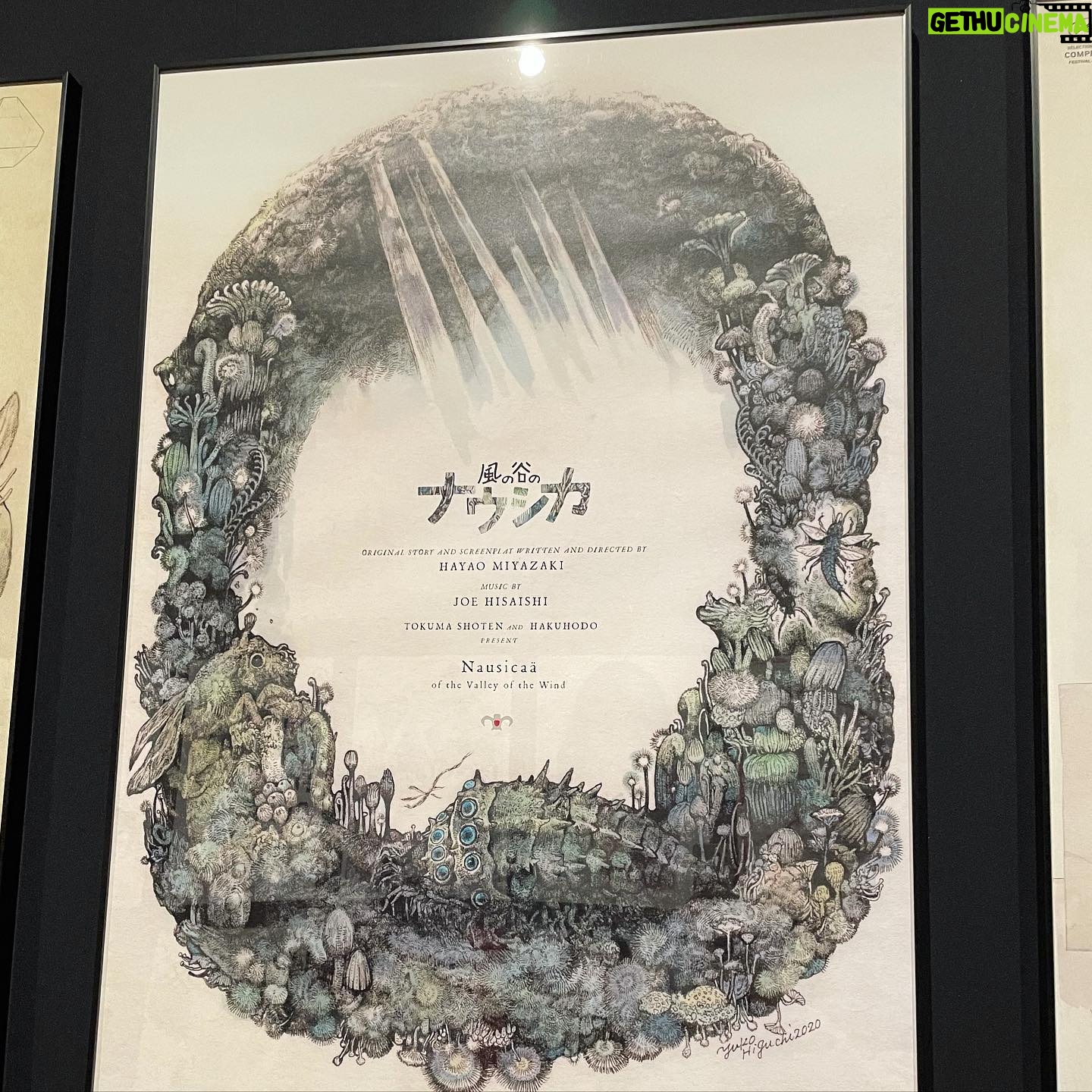 Yuriko Ishida Instagram - ヒグチユウコ展FINAL END 作品の撮影は 一部だけ許可されていて、 一部とは言え それでもものすごい量の作品なのですが。 どれもこれも、この筆力に おののいて、なんだかうまく撮影できないというありさま。 なんだろうなぁ。 この、優しさと怖さと不思議さと切なさの融合。 ひとつだけ、もし、買えるなら(妄想)ナウシカのポスターかな〜なんて想像しながら観るのも楽しい。 #ヒグチユウコ展circusfinalend