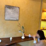 Yuriko Ishida Instagram - 撮影の帰りにギリギリで駆け込んだ 大谷哲也さんの個展。 西麻布の桃居にて。 3日目にして、かなり売り切れ状態という、人気ぶりでしたが、白いお鍋(持っているのとは違う，深い方ですが)を買うことが出来て嬉しい。哲也さんの白は 日常に寄り添う、優しくておおらかな白。キリリと端正でもあり、でも優しい大地の香りもする。 #大谷哲也展 #桃居西麻布