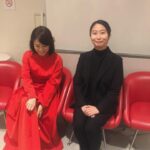 Yuriko Ishida Instagram - 松木彩監督。このかたが、ものすごいパワーでMERの世界を作り上げているのですよ。 撮影現場ではいつも走り回っていて、本当にタフで… なぜそんなに緊張してるんですか，監督！！ 可愛いなぁ監督‼️ #tokyomer走る緊急救命室 #松木彩監督
