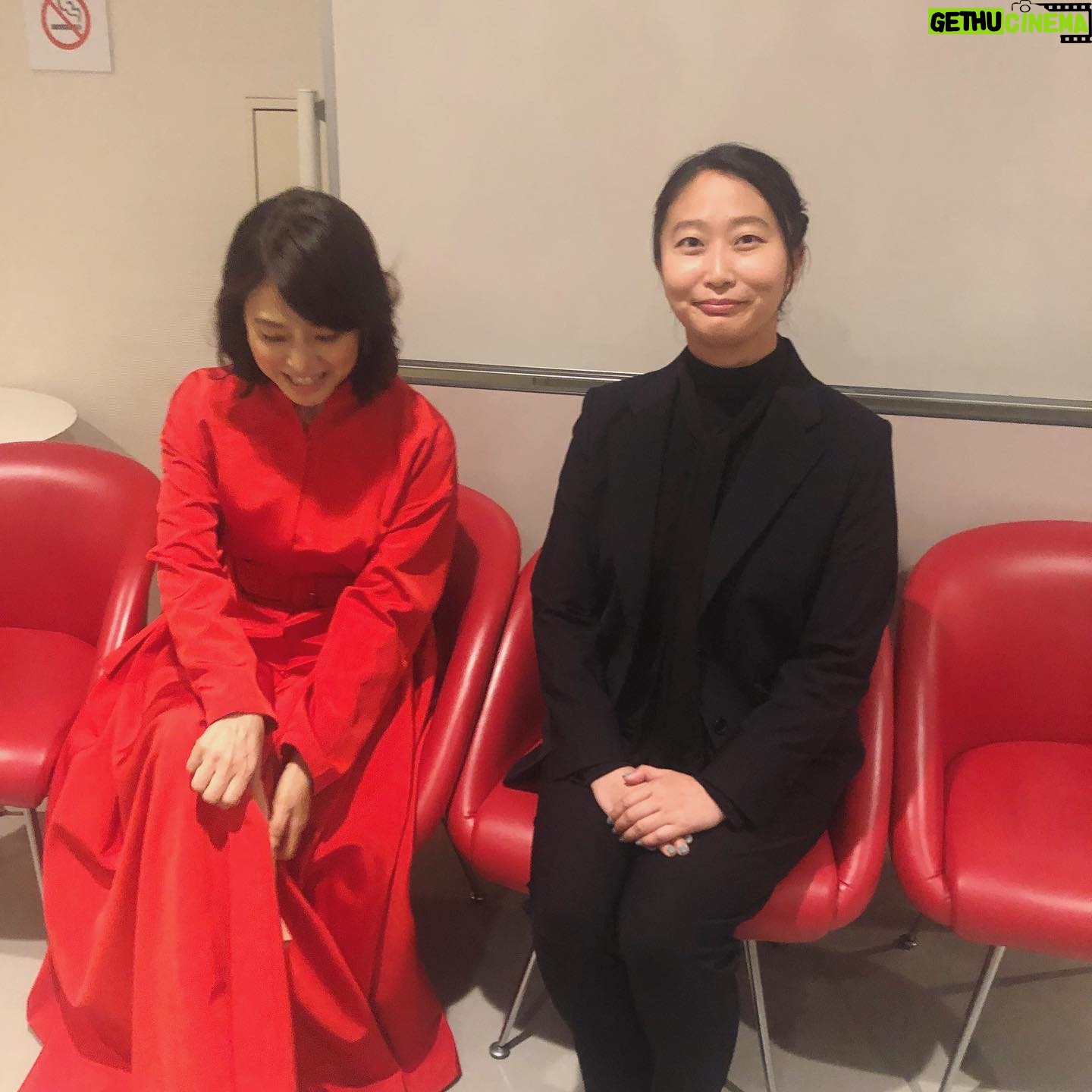 Yuriko Ishida Instagram - 松木彩監督。このかたが、ものすごいパワーでMERの世界を作り上げているのですよ。 撮影現場ではいつも走り回っていて、本当にタフで… なぜそんなに緊張してるんですか,監督!! 可愛いなぁ監督‼️ #tokyomer走る緊急救命室 #松木彩監督
