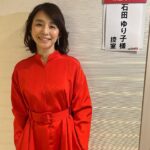 Yuriko Ishida Instagram - 「劇場版Tokyo MER〜走る緊急救命室〜」の完成披露試写会にて。 思い返せば、2021年の春から夏の終わりまで、チーム一丸となって必死で作り上げた連続ドラマでした。それが、この度映画になってスクリーンに帰ってきます。わたしの演じる赤塚都知事のトレードマークは赤、ということで本日も，素敵な赤いコートドレスを着て、参加しました。赤って身につけるだけで 体の奥からパワーが湧いてくる、そんな色です。 あぁそれにしても、たくさんの拍手を浴びてチームMER感激です。本当にありがとうございます‼️👀👏🏻 映画は4月28日公開です㊗️ #tokyomer走る緊急救命室2023劇場版