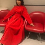 Yuriko Ishida Instagram - 「劇場版Tokyo MER〜走る緊急救命室〜」の完成披露試写会にて。 思い返せば、2021年の春から夏の終わりまで、チーム一丸となって必死で作り上げた連続ドラマでした。それが、この度映画になってスクリーンに帰ってきます。わたしの演じる赤塚都知事のトレードマークは赤、ということで本日も，素敵な赤いコートドレスを着て、参加しました。赤って身につけるだけで 体の奥からパワーが湧いてくる、そんな色です。 あぁそれにしても、たくさんの拍手を浴びてチームMER感激です。本当にありがとうございます‼️👀👏🏻 映画は4月28日公開です㊗️ #tokyomer走る緊急救命室2023劇場版