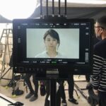 Yuriko Ishida Instagram - 富士通ノクリアのCMの 撮影現場にて👏🏻👀 思春期の息子に対する 母の気持ちを シンプルに、あたたかく描いたこのCM。 母のエールはいつだって　 普遍的に、静かに、日常に流れてる。 私はいつも仕事で母という立場を演じていて、 実際に母である女性たちに感謝と敬意を送り続けております。あ、わたしも、一応動物たちの母でした…👀🐈🐕 写真は、スタイリストの岡部美穂さんと。こんなポーズでいいんじゃない？と話している模様。今回のスタイリングはシンプルで仕立ての良いシャツとパンツ、ローファー(見えないけど)。アクセサリーは、あえて無し👏🏻 私の仕事はたくさんのプロの皆さんに支えられています。 ちなみにメイクは @tamalin727 👏🏻通称タマティーノ😁 #富士通ノクリア