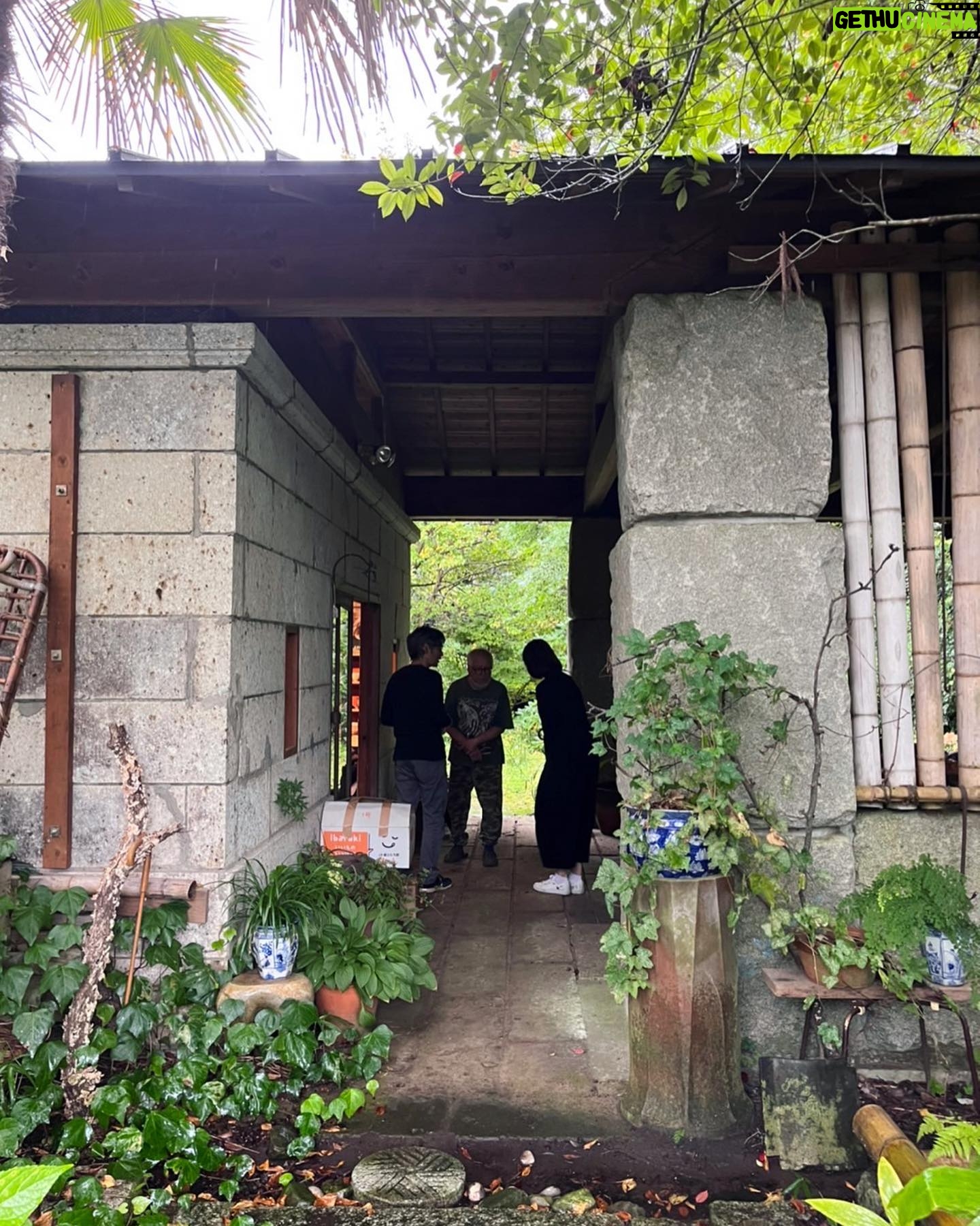 Yuriko Ishida Instagram - 額賀さんのアトリエで素敵な時間を過ごした後は、すぐ近くにある,陶芸家の小林東洋さんのアトリエへ。ここでも額賀さんは小林さんの釜を説明してくださいました。 題して「ひとんちの窯」。 窯ってどうしてこんなにも 魅力的なんでしょう!! それにしても小林東洋さんのアトリエは、まるでジブリの世界が目の前に現れたかのような異国感。 森の匂い。土の匂い。 そこにいるだけで、魂が喜ぶような感覚を覚えました。 #小林東洋邸 #窯シリーズ