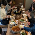 Yuriko Ishida Instagram - 大谷家で息づく 哲也さんの白磁withグリーン。 最後の写真は、遊びに行くとかならず桃子さんがランチを作ってくれるのです。素敵すぎる大谷家😍食器はすべて哲也さんの作品です。平鍋も、味わいが出ていて本当にかっこいい。