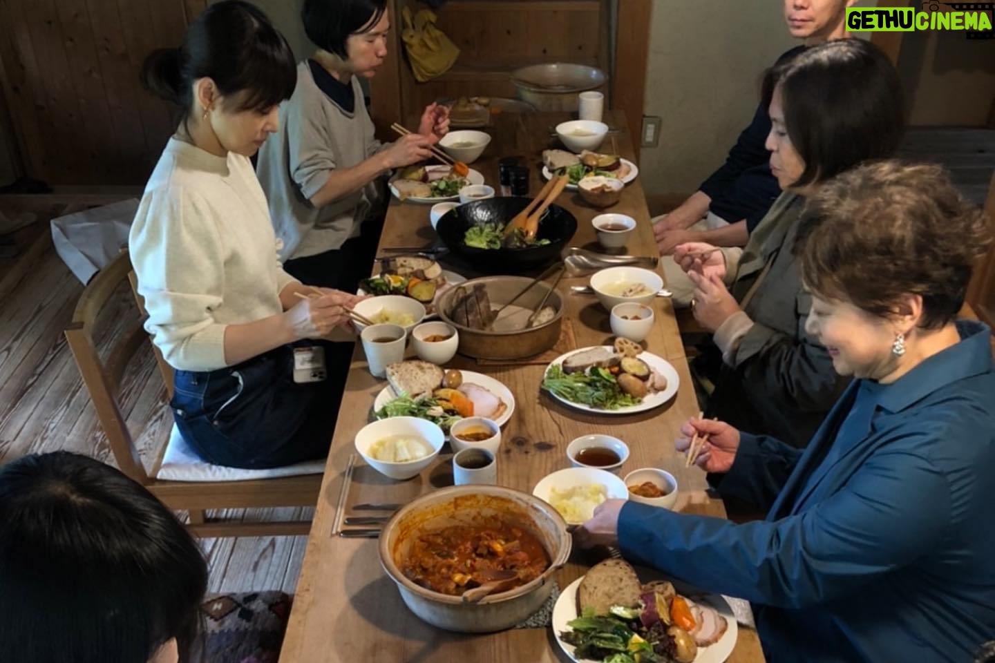 Yuriko Ishida Instagram - 大谷家で息づく 哲也さんの白磁withグリーン。 最後の写真は、遊びに行くとかならず桃子さんがランチを作ってくれるのです。素敵すぎる大谷家😍食器はすべて哲也さんの作品です。平鍋も、味わいが出ていて本当にかっこいい。