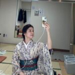 Yuriko Ishida Instagram - 4月から始まる 次期　NHK 朝の連続テレビ小説 「虎に翼」の撮影に明け暮れるまいにち。 朝早くスタジオ入りして夜遅く家に帰る。 その繰り返し。 壮大な物語は、日々丁寧に、パズルのピースを 埋めてゆく地道な繰り返しによって紡がれる 。桜が咲いて春になってこの物語がみなさんに届く頃の日々を想像しながら、まいにちまいにち みんなで頑張ってます。 #虎に翼
