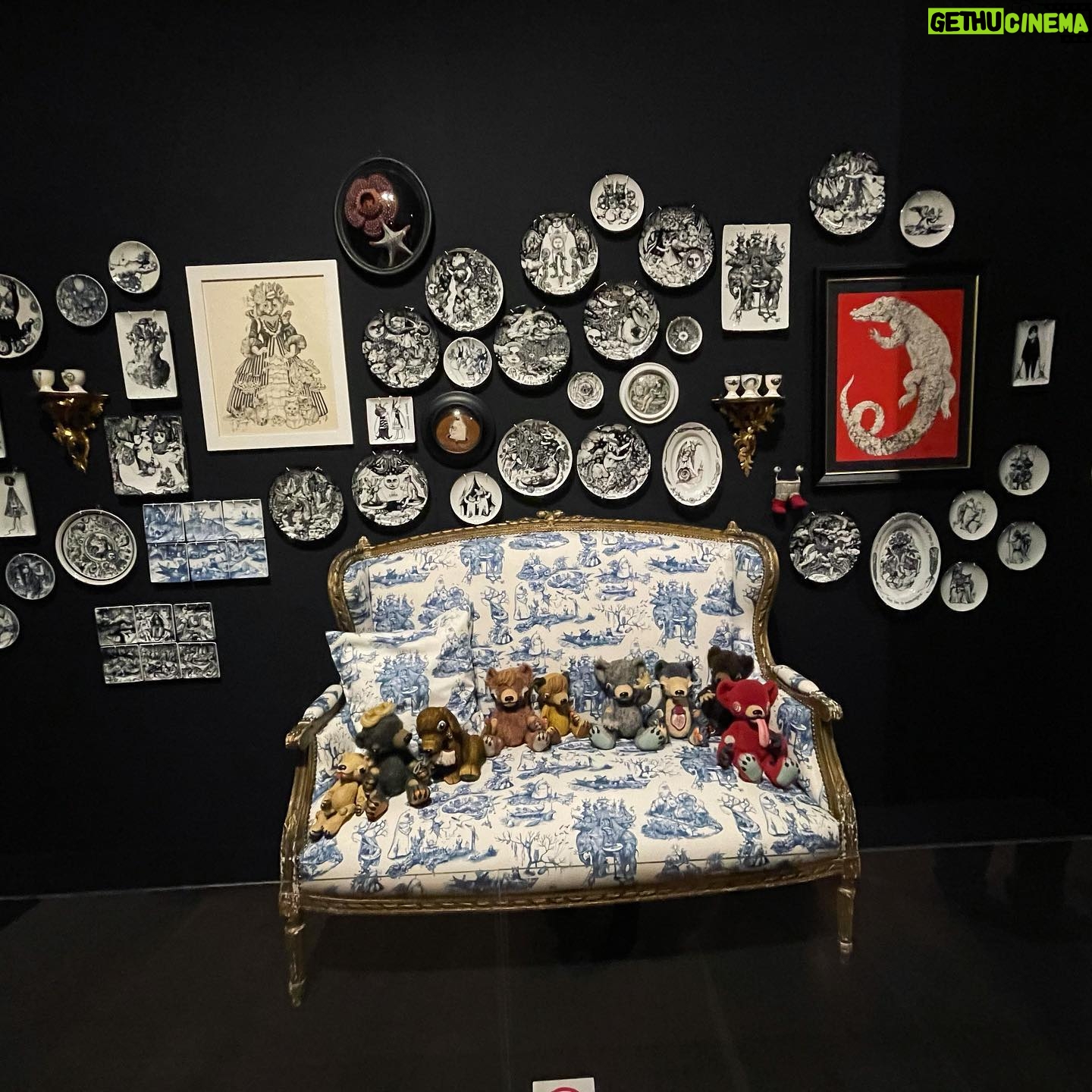 Yuriko Ishida Instagram - ヒグチユウコ展FINAL END 作品の撮影は 一部だけ許可されていて、 一部とは言え それでもものすごい量の作品なのですが。 どれもこれも、この筆力に おののいて、なんだかうまく撮影できないというありさま。 なんだろうなぁ。 この、優しさと怖さと不思議さと切なさの融合。 ひとつだけ、もし、買えるなら(妄想)ナウシカのポスターかな〜なんて想像しながら観るのも楽しい。 #ヒグチユウコ展circusfinalend