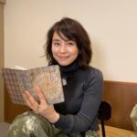 Yuriko Ishida Instagram - いつぞやの、わたくし。 自分でカスタムしてしまった ほぼ日手帳に何か書いてます。 思ったことを文字にすると 一気に心の中が整理されます。 デジタルがどんなに普及しても 手書きが好きなんです👏🏻 本日はマネージャーと 今年一年の仕事のことをざざっと話しました。🐇 いつも思っているのですが 自分の思っていることを，言葉できちんと伝えること。 それを、より意識して生きていきたいと 思う2023年1月の中旬。 #ほぼ日手帳2023