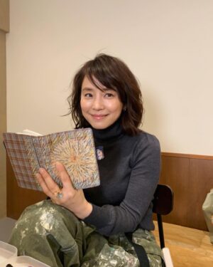 Yuriko Ishida Instagram - いつぞやの、わたくし。
自分でカスタムしてしまった
ほぼ日手帳に何か書いてます。
思ったことを文字にすると
一気に心の中が整理されます。
デジタルがどんなに普及しても
手書きが好きなんです👏🏻
本日はマネージャーと
今年一年の仕事のことをざざっと話しました。🐇
いつも思っているのですが
自分の思っていることを，言葉できちんと伝えること。
それを、より意識して生きていきたいと
思う2023年1月の中旬。
#ほぼ日手帳2023