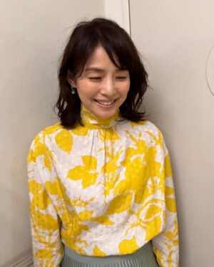 Yuriko Ishida Instagram - お知らせです。
(いつもお知らせが遅くてすみません😭)
「転職の魔王様」
フジテレビ系　連続ドラマ
7/17 (月) 22:00〜に
転職エージェントの社長
落合洋子という名前の役で
出演致します。
都知事やら、社長やら、
立場のある役柄が続き、
焦っています👀😭
成田凌さんとは2016年の「逃げるは恥だが役に立つ」以来、初めてご一緒します。
七年ぶり‼️👏🏻
小芝風花さんとは今回が初めましてです👏🏻👀
若いみなさんのパワー、吸い込んで行きたいです。
絶賛撮影中。
この動画は、ポスター撮影の時のものです。何を語っているかは…ご想像にお任せします😁
えーと、たしか、
女優は照明が命だよねという
話をしております。本当にそうなんです😭🙏🏻
#転職の魔王様 
#タマティーノ写真館