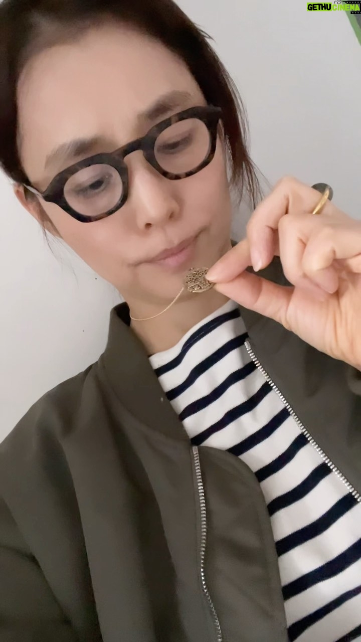 Yuriko Ishida Instagram - シンスケさんの造るものは、うーん流石だなぁと唸るものなのです。ウサギは🐇シンスケさんを素敵な場所に連れていってくれる天使みたいなモチーフなのですよね。その話がとても好きです。 いつまでも自由な魂で何者にも縛られず 素晴らしいクリエーションを私たちに届けてください。 👏🏻👏🏻👏🏻 そして私の眉毛の太さに自分でびっくり。 細い眉毛はほんとに似合わないのです