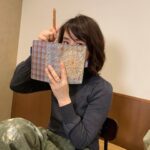 Yuriko Ishida Instagram - いつぞやの、わたくし。 自分でカスタムしてしまった ほぼ日手帳に何か書いてます。 思ったことを文字にすると 一気に心の中が整理されます。 デジタルがどんなに普及しても 手書きが好きなんです👏🏻 本日はマネージャーと 今年一年の仕事のことをざざっと話しました。🐇 いつも思っているのですが 自分の思っていることを，言葉できちんと伝えること。 それを、より意識して生きていきたいと 思う2023年1月の中旬。 #ほぼ日手帳2023