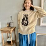 Yuriko Ishida Instagram - ブチコがセーターになった。 ブチコは私のことが嫌いらしい 理由はたぶん、すぐ抱っこしたり、触ったりするからだとおもう(自覚あり) 遊びに行っても、私の顔を見て逃げてゆく。 でもセーターになったら、逃げられない。 ふふふのふ
