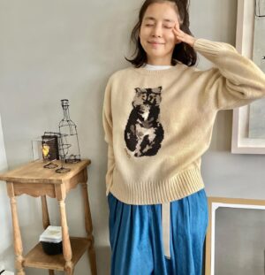 Yuriko Ishida Instagram - ブチコがセーターになった。
ブチコは私のことが嫌いらしい
理由はたぶん、すぐ抱っこしたり、触ったりするからだとおもう(自覚あり)
遊びに行っても、私の顔を見て逃げてゆく。
でもセーターになったら、逃げられない。
ふふふのふ