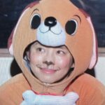 Yuriko Ishida Instagram - とりあえず初めての 犬役🐶でした。 寅子の妄想の中の「猪爪家劇場」 はるさんはいつも、とんでもない役で登場。 🐶実はメイクさんは、当初、顔には何も描かずにいたのですが、私自ら犬メイクを施しました。犬って口がこうなってて、鼻がこうなってて❗️と力説するワタシを、石田さんいいんですか？！とわらいながら見守るメイクの倉本さん😊👏🏻 楽しかったなぁ。 三枚目は、疲れて居眠りする🐶犬…。 それにしても 猪爪家、最高ですね。 #虎に翼 #トラつばメイキング