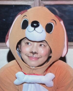 Yuriko Ishida Instagram - とりあえず初めての
犬役🐶でした。
寅子の妄想の中の「猪爪家劇場」
はるさんはいつも、とんでもない役で登場。
🐶実はメイクさんは、当初、顔には何も描かずにいたのですが、私自ら犬メイクを施しました。犬って口がこうなってて、鼻がこうなってて❗️と力説するワタシを、石田さんいいんですか？！とわらいながら見守るメイクの倉本さん😊👏🏻
楽しかったなぁ。
三枚目は、疲れて居眠りする🐶犬…。
それにしても
猪爪家、最高ですね。
#虎に翼
#トラつばメイキング