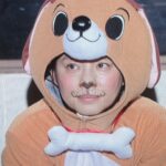 Yuriko Ishida Instagram - とりあえず初めての 犬役🐶でした。 寅子の妄想の中の「猪爪家劇場」 はるさんはいつも、とんでもない役で登場。 🐶実はメイクさんは、当初、顔には何も描かずにいたのですが、私自ら犬メイクを施しました。犬って口がこうなってて、鼻がこうなってて❗️と力説するワタシを、石田さんいいんですか？！とわらいながら見守るメイクの倉本さん😊👏🏻 楽しかったなぁ。 三枚目は、疲れて居眠りする🐶犬…。 それにしても 猪爪家、最高ですね。 #虎に翼 #トラつばメイキング