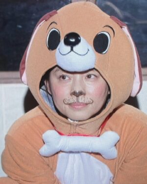 Yuriko Ishida Instagram - とりあえず初めての
犬役🐶でした。
寅子の妄想の中の「猪爪家劇場」
はるさんはいつも、とんでもない役で登場。
🐶実はメイクさんは、当初、顔には何も描かずにいたのですが、私自ら犬メイクを施しました。犬って口がこうなってて、鼻がこうなってて❗️と力説するワタシを、石田さんいいんですか？！とわらいながら見守るメイクの倉本さん😊👏🏻
楽しかったなぁ。
三枚目は、疲れて居眠りする🐶犬…。
それにしても
猪爪家、最高ですね。
#虎に翼
#トラつばメイキング