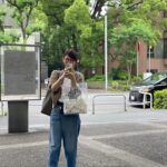 Yuriko Ishida Instagram - 待ち合わせの瞬間 お互いにお互いの写真を 撮り合う人たちは 世の中にきっと沢山いるんだろうな。 朝子さんの佇まいがとても素敵だったので 撮影していたら 朝子さんも私を撮ってくれた。 もうすぐニューヨークに 戻ってしまう朝子さん。 ニューヨークが恋しいと言いながら日本はやはりいい、としみじみ語る。控えめで物静かで、 物腰の美しい朝子さん。 しーゆーすーん。 次はブルックリンで会いたいな。 #上野朝子さん #待ち合わせ