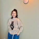 Yuriko Ishida Instagram - ブチコがセーターになった。 ブチコは私のことが嫌いらしい 理由はたぶん、すぐ抱っこしたり、触ったりするからだとおもう(自覚あり) 遊びに行っても、私の顔を見て逃げてゆく。 でもセーターになったら、逃げられない。 ふふふのふ