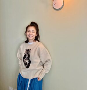 Yuriko Ishida Instagram - ブチコがセーターになった。
ブチコは私のことが嫌いらしい
理由はたぶん、すぐ抱っこしたり、触ったりするからだとおもう(自覚あり)
遊びに行っても、私の顔を見て逃げてゆく。
でもセーターになったら、逃げられない。
ふふふのふ