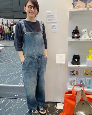 Yuriko Ishida Instagram - 開催6日目にしてやっと行けた、ほぼ日の「生活のたのしみ展2023」なんなんでしょうねぇ…みんなで集うことの喜び、
買う人も，売る人も、ただ見てるだけの人もなんだか楽しくなっちゃうお祭り的イベントです。ほぼ日というチームが私は大好きで、いつも、準社員，みたいな気持ちでいます，勝手に…👀😭👏🏻
今年は、生活のたのしみ大賞の審査員でもありまして、石田ゆり子賞は
@gyunyuya さんの猫のぬいぐるみたちです。
触っちゃいけないと書かれてたのでこんな感じで見てました。触りたかったけど、なんとか我慢しました👀🐈👏🏻
生活のたのしみ展2023は明日が最終日です！
皆さんもぜひ❗️
#生活のたのしみ展 2023
#牛乳屋さんのぬいぐるみ
