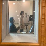 Yuriko Ishida Instagram - あの日のわたし。 大橋トリオさんの細やかで繊細なディレクションを受けつつ、はじめてのレコーディングをした日からおよそ一年が経ちました。 大橋トリオさんのことを トリオちゃんと呼べるくらいな和やかさが今はあります。いや，もちろん今も 細かい指示は飛んできますが、わたしはもう怖くない(本当か！？) そしてなんと、私， 畏れ多くも 明日開催される 大橋トリオさんの15周年記念コンサートに lilyとして少しだけ参加することになりました。 こんな日が来るなんて あの日のわたしに想像できただろうか… 東京国際フォーラムAホールって…あの巨大な…😭👏🏻 緊張してます。すでに。 だけどこんな素敵な体験、楽しむしかありません。 トリオ様 バンドの皆様 スタッフの皆様 どうぞよろしくお願いします。 #大橋トリオ15周年記念ライブ