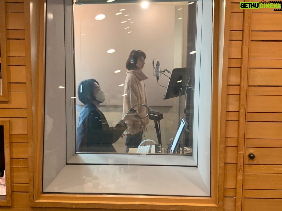 Yuriko Ishida Instagram - あの日のわたし。 大橋トリオさんの細やかで繊細なディレクションを受けつつ、はじめてのレコーディングをした日からおよそ一年が経ちました。 大橋トリオさんのことを トリオちゃんと呼べるくらいな和やかさが今はあります。いや,もちろん今も 細かい指示は飛んできますが、わたしはもう怖くない(本当か!?) そしてなんと、私, 畏れ多くも 明日開催される 大橋トリオさんの15周年記念コンサートに lilyとして少しだけ参加することになりました。 こんな日が来るなんて あの日のわたしに想像できただろうか… 東京国際フォーラムAホールって…あの巨大な…😭👏🏻 緊張してます。すでに。 だけどこんな素敵な体験、楽しむしかありません。 トリオ様 バンドの皆様 スタッフの皆様 どうぞよろしくお願いします。 #大橋トリオ15周年記念ライブ