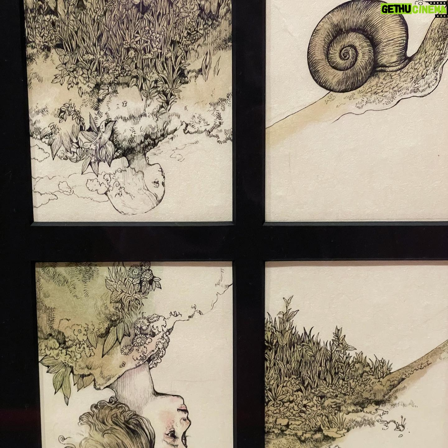 Yuriko Ishida Instagram - ヒグチユウコ展FINAL END 作品の撮影は 一部だけ許可されていて、 一部とは言え それでもものすごい量の作品なのですが。 どれもこれも、この筆力に おののいて、なんだかうまく撮影できないというありさま。 なんだろうなぁ。 この、優しさと怖さと不思議さと切なさの融合。 ひとつだけ、もし、買えるなら(妄想)ナウシカのポスターかな〜なんて想像しながら観るのも楽しい。 #ヒグチユウコ展circusfinalend
