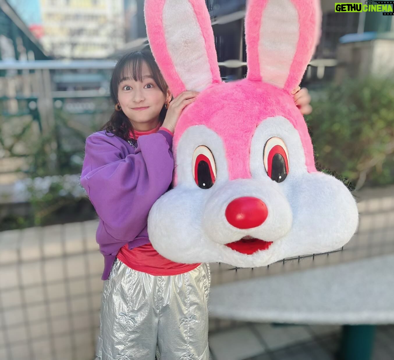 Yuuka Kageyama Instagram - テレビ東京ドラマ25『ハコビヤ』第5話放送です🐰 いよいよ放送の折り返し…剣さんや杏奈をはじめ登場人物の人となりもどんどん明らかになっていきます✨ 田辺誠一さんと5話ゲストの皆川猿時さんとお写真を撮っていただきました😆 これまでのお話とはうってかわったコミカルなお芝居の連続、ぜひ楽しんでいただきたいです🌸 禁断のあのフレーズはどこで発動するのか… 『ハコビヤ』は毎週金曜24:52〜放送しております⚡ TVerでの見逃し配信とともにぜひご覧ください☺️ #ハコビヤ